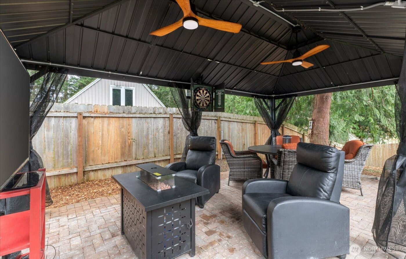 7882 Blakely Avenue , Clinton, WA 98236