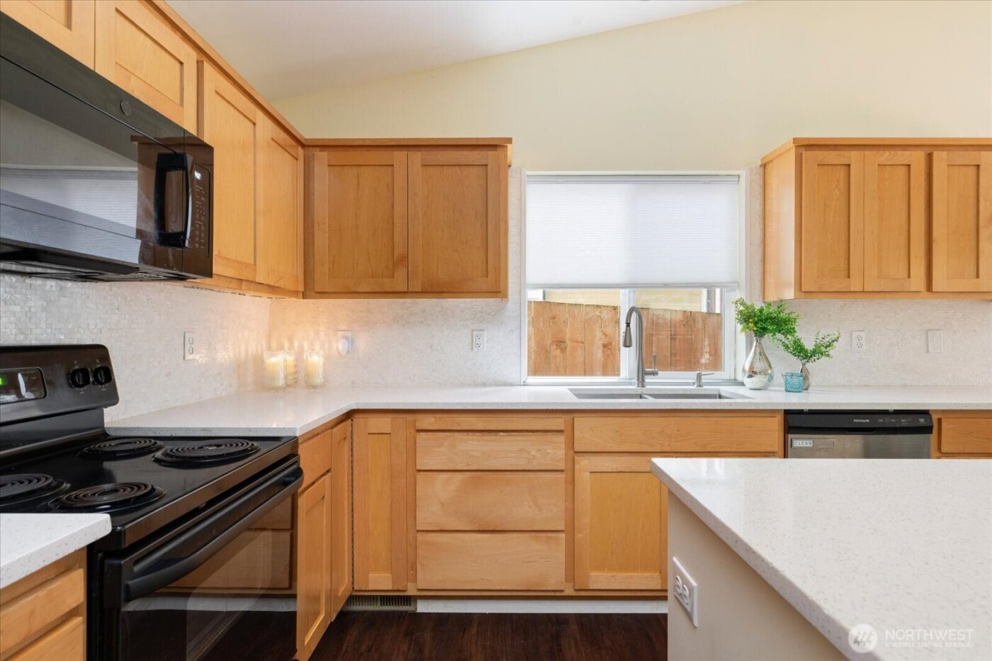 7882 Blakely Avenue , Clinton, WA 98236