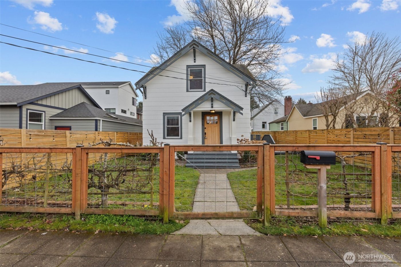 3915 SW Hinds Street , Seattle, WA 98116