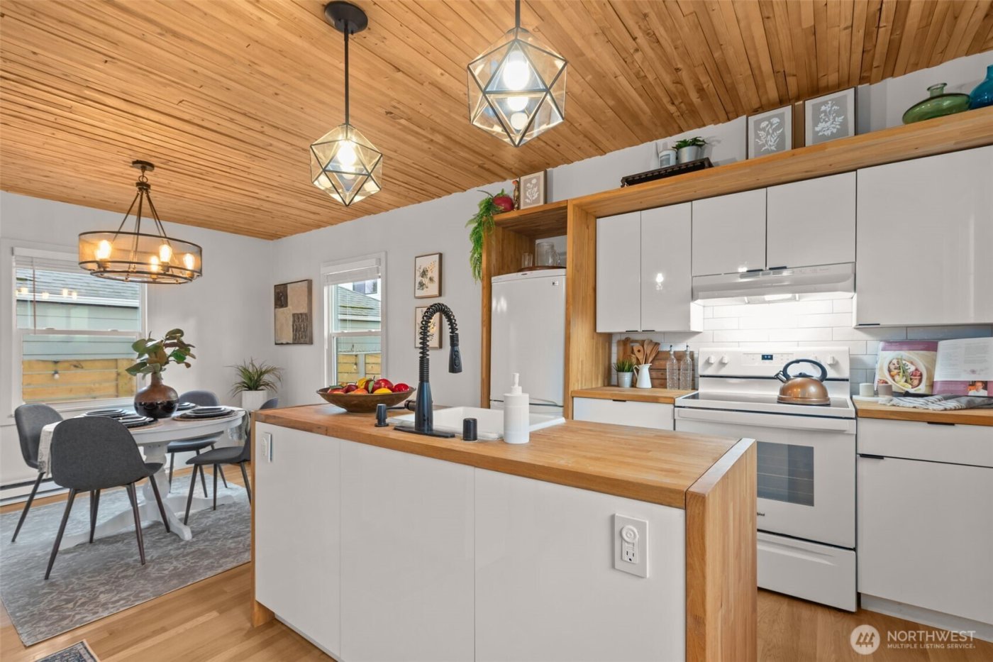 3915 SW Hinds Street , Seattle, WA 98116