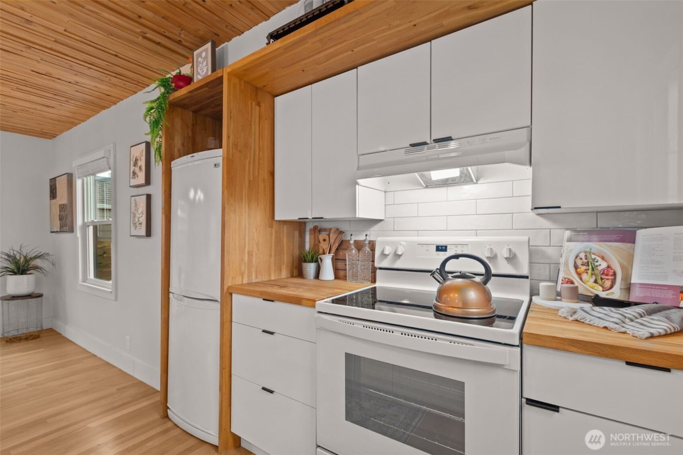 3915 SW Hinds Street , Seattle, WA 98116