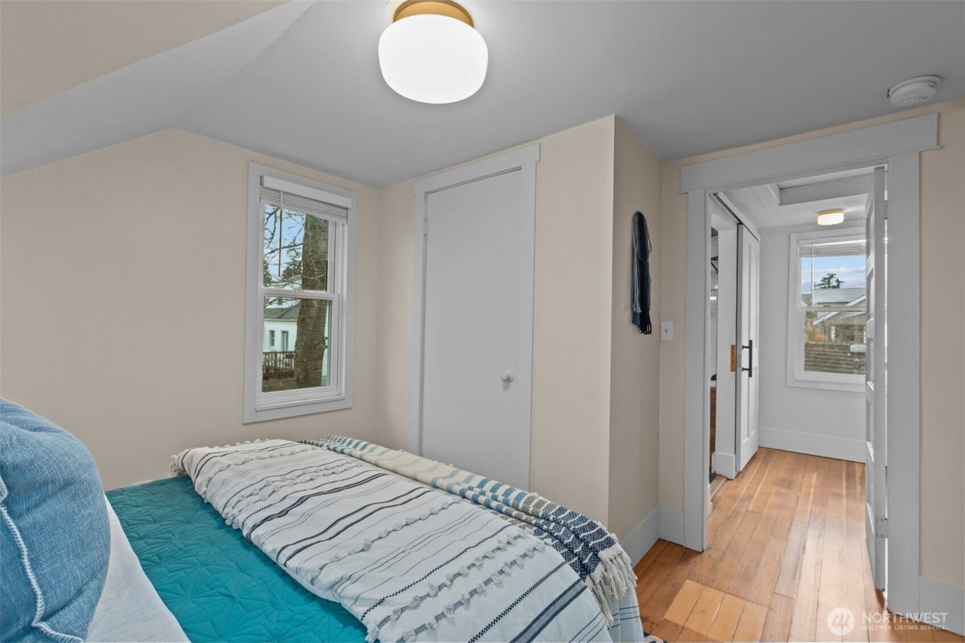 3915 SW Hinds Street , Seattle, WA 98116