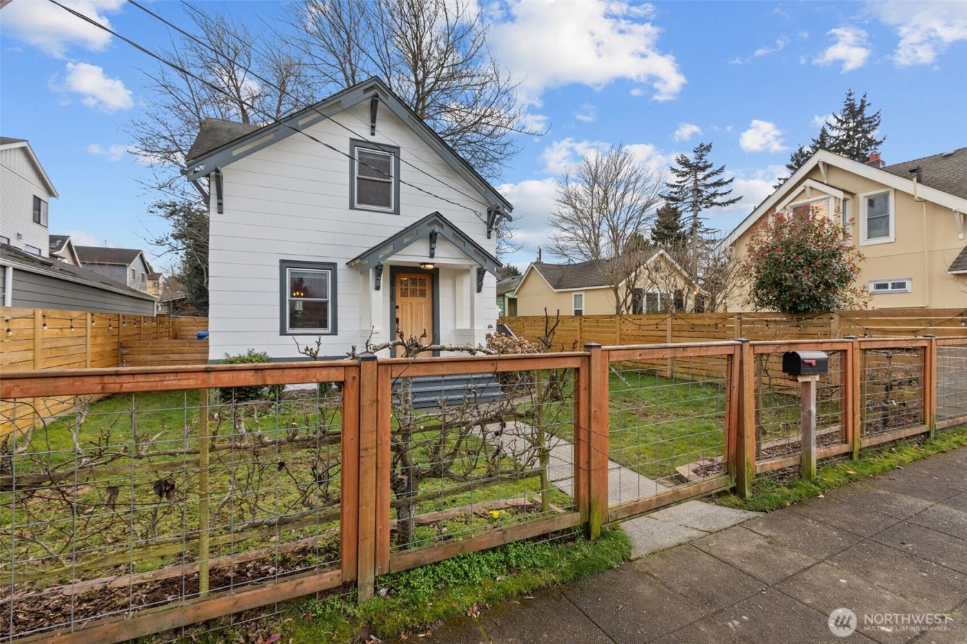 3915 SW Hinds Street , Seattle, WA 98116