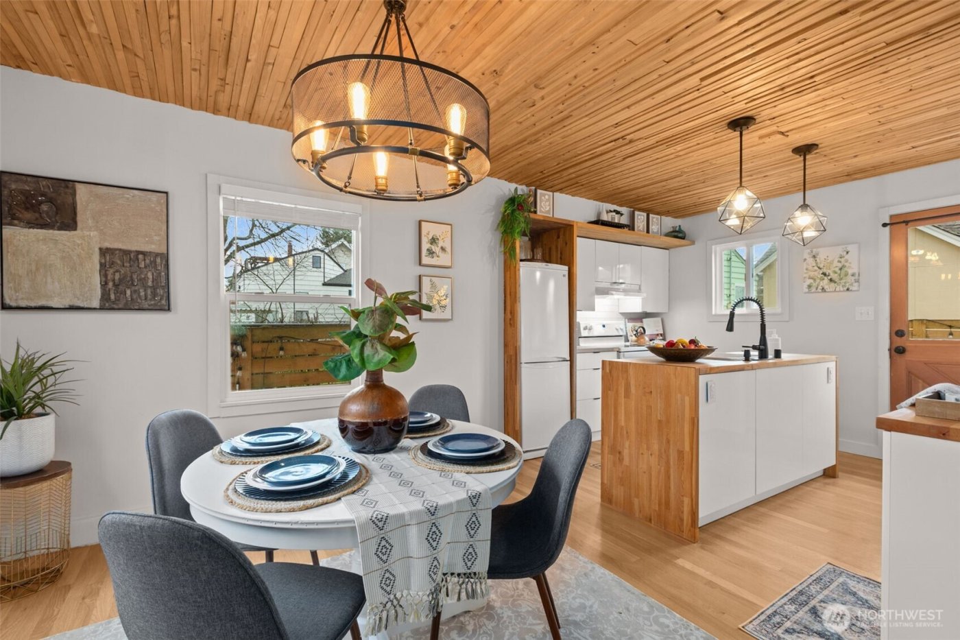 3915 SW Hinds Street , Seattle, WA 98116