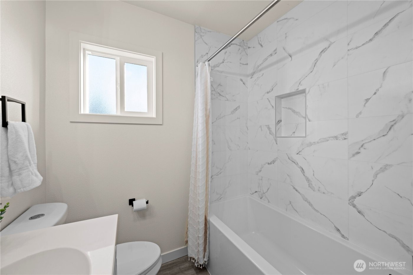 1802 Douglas Street , Mount Vernon, WA 98273