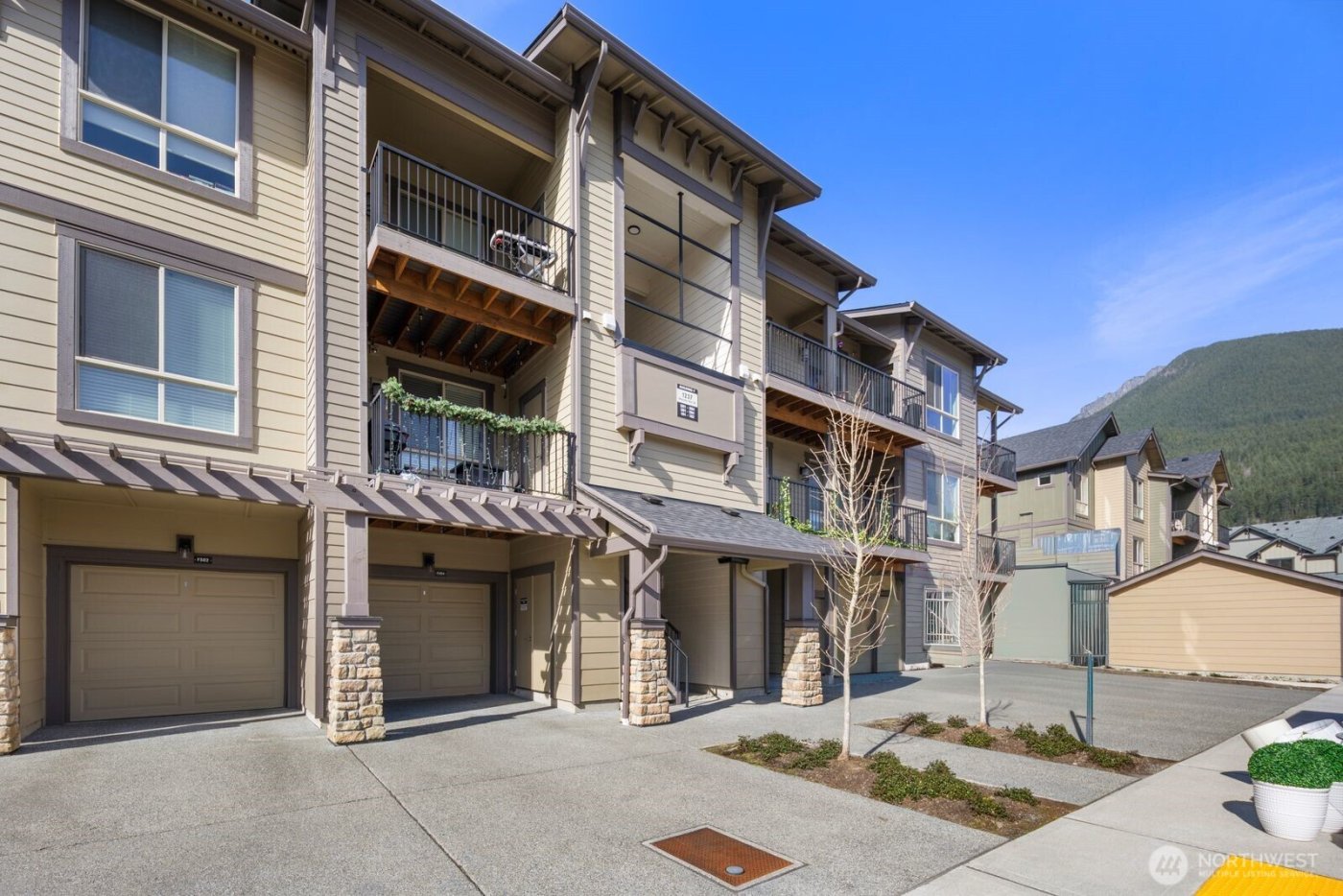 1237 Meander Way SE #101, North Bend, WA 98045