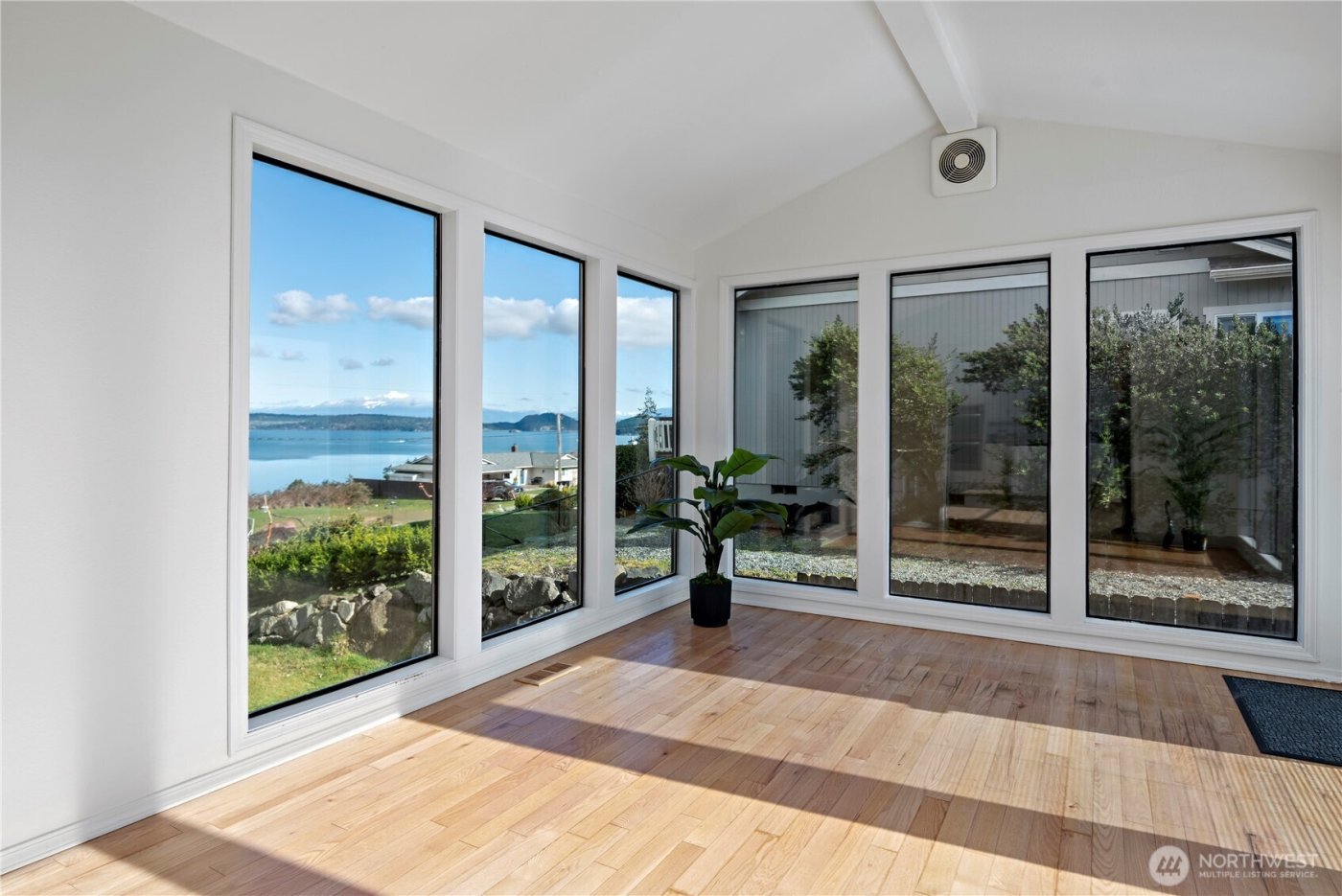 546 Birch Street , Oak Harbor, WA 98277