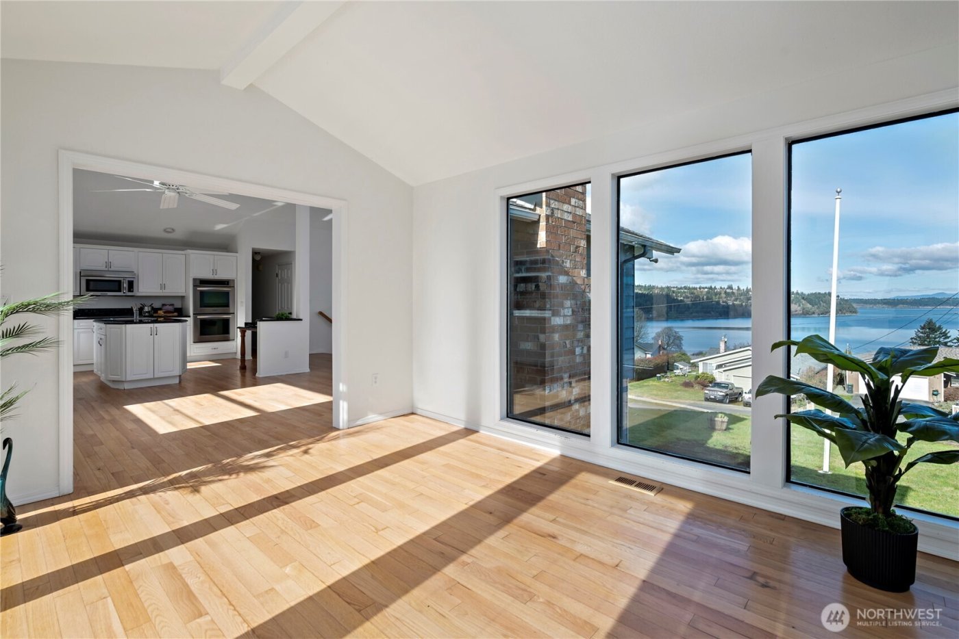 546 Birch Street , Oak Harbor, WA 98277