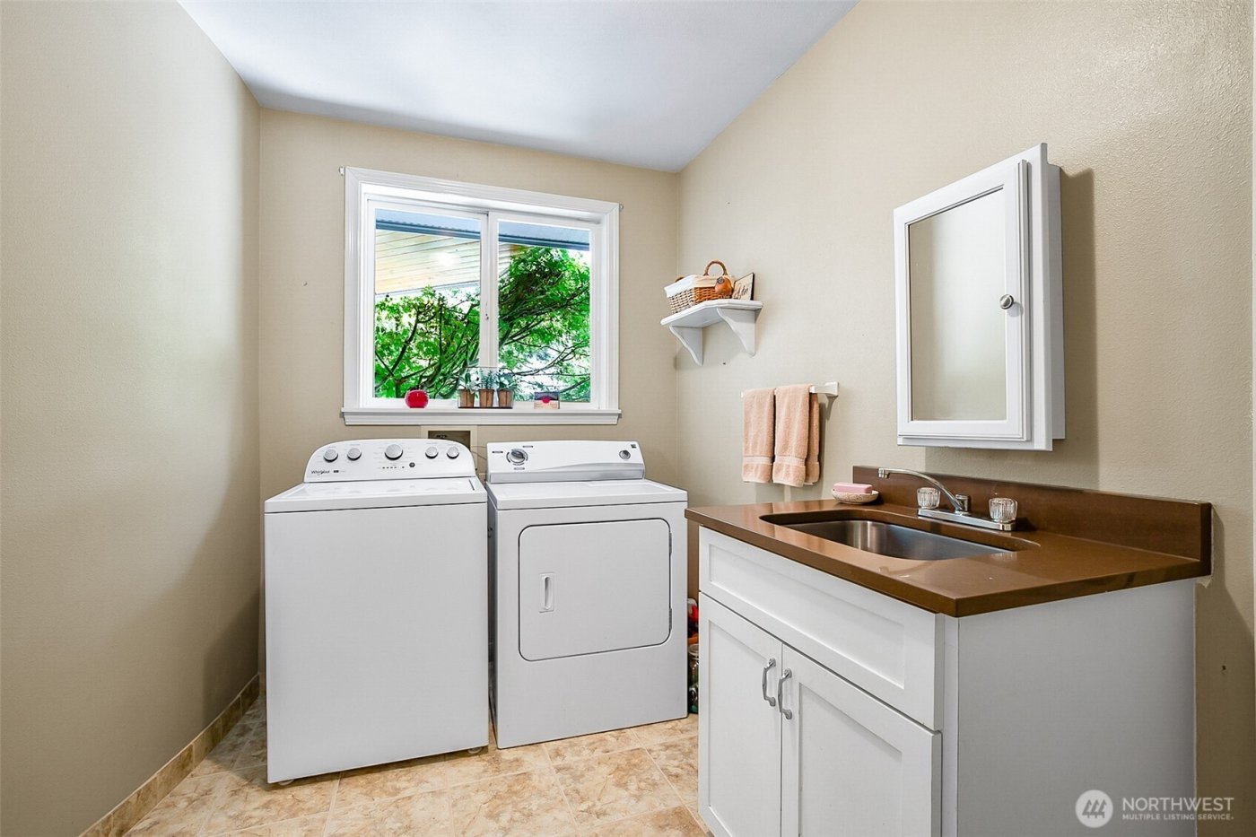 828 State Highway 532 , Camano Island, WA 98282