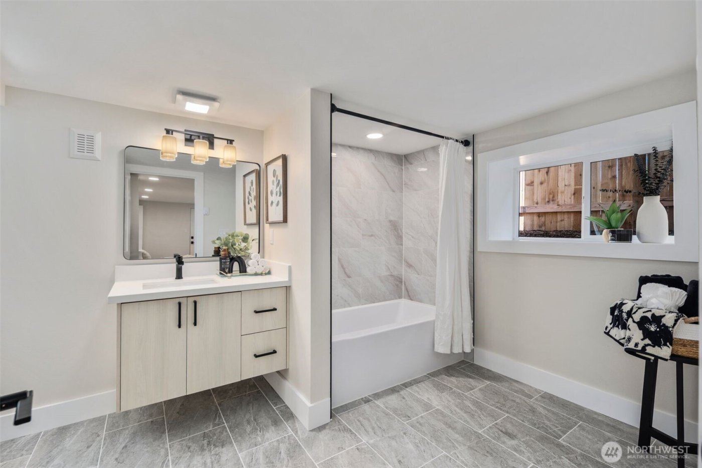 8226 Meridian Avenue N, Seattle, WA 98103