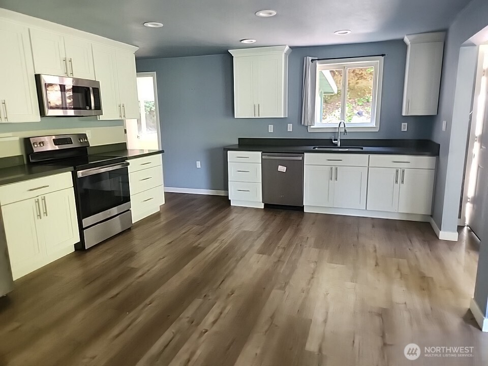 311 N Paradise Drive , Lilliwaup, WA 98555-9773