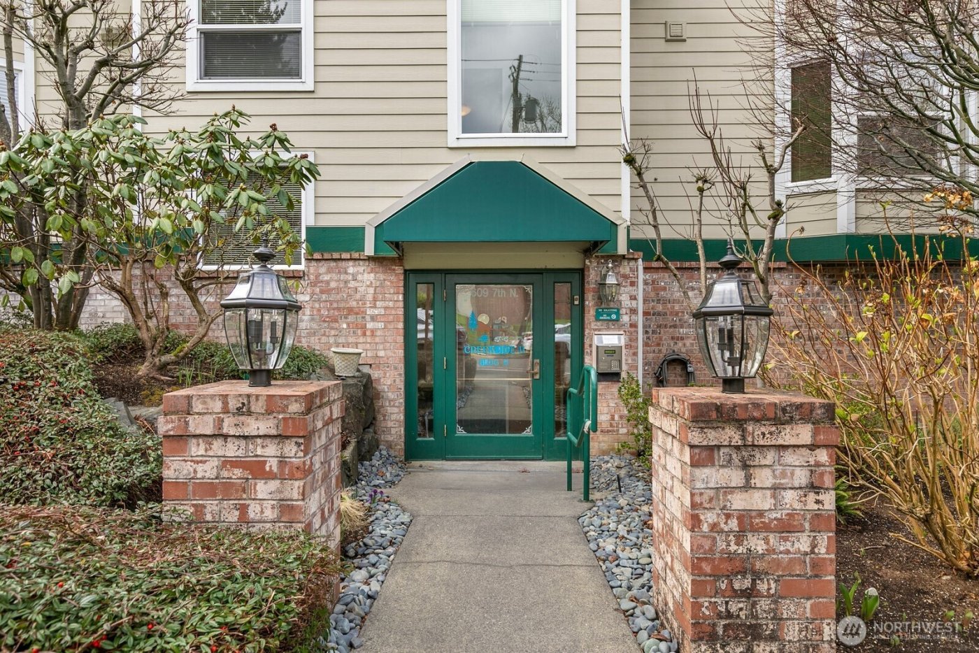 609 7th N #B304, Edmonds, WA 98020