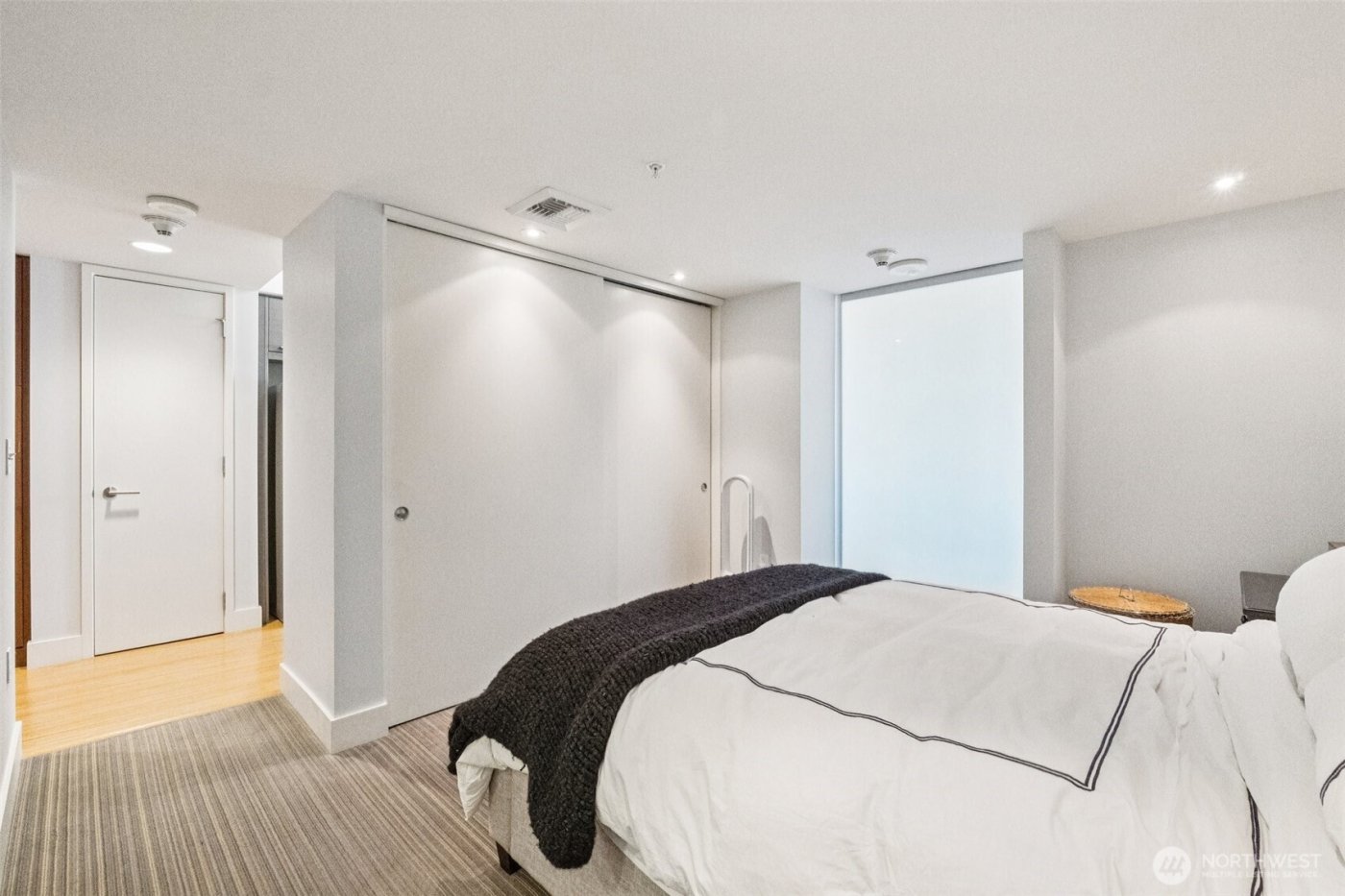 820 Blanchard Street #904, Seattle, WA 98121-2650