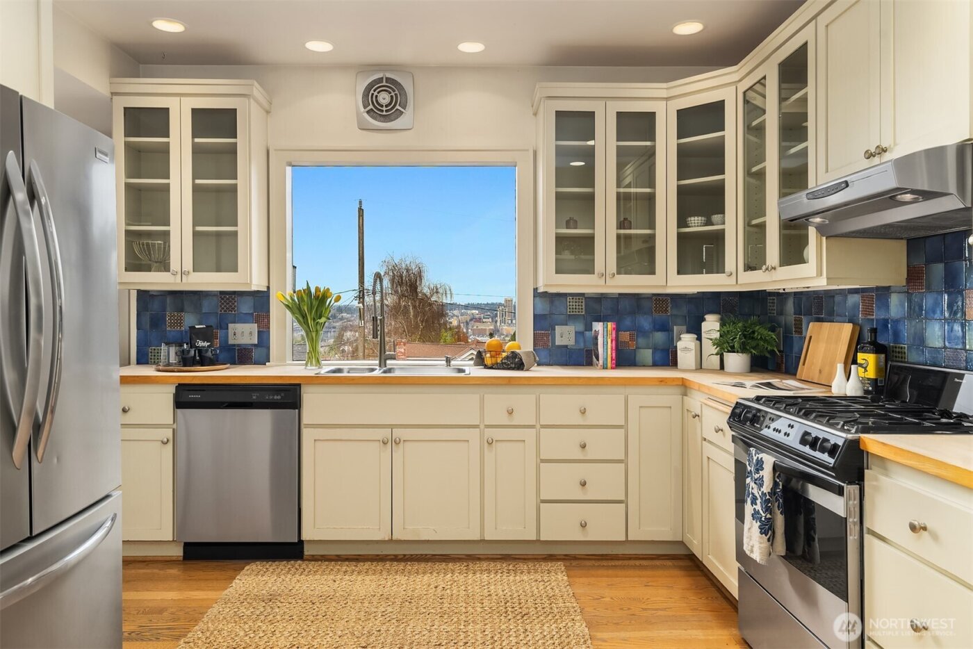 1208 E Newton Street , Seattle, WA 98102