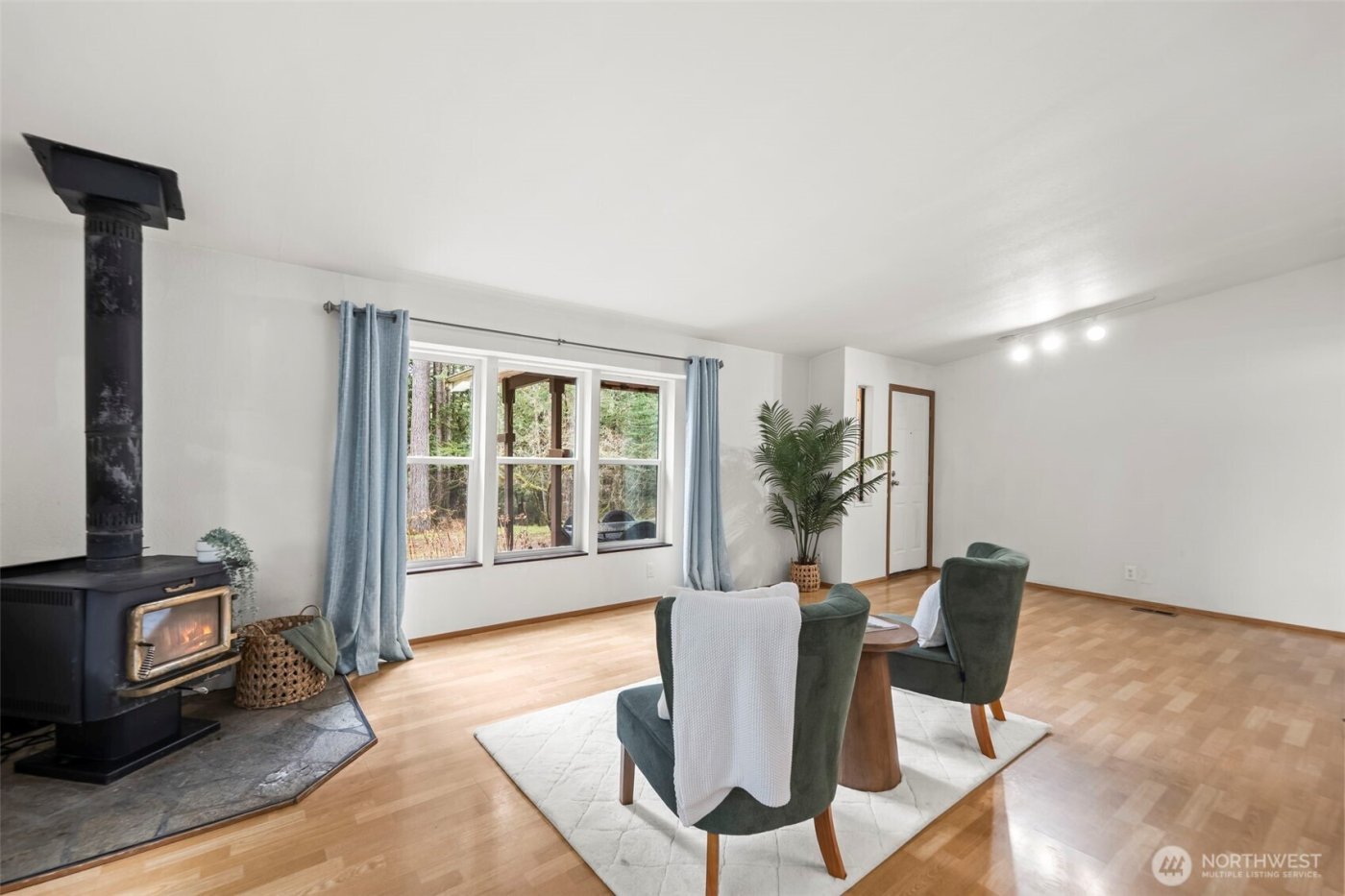 61 N Cresthill Way , Hoodsport, WA 98548