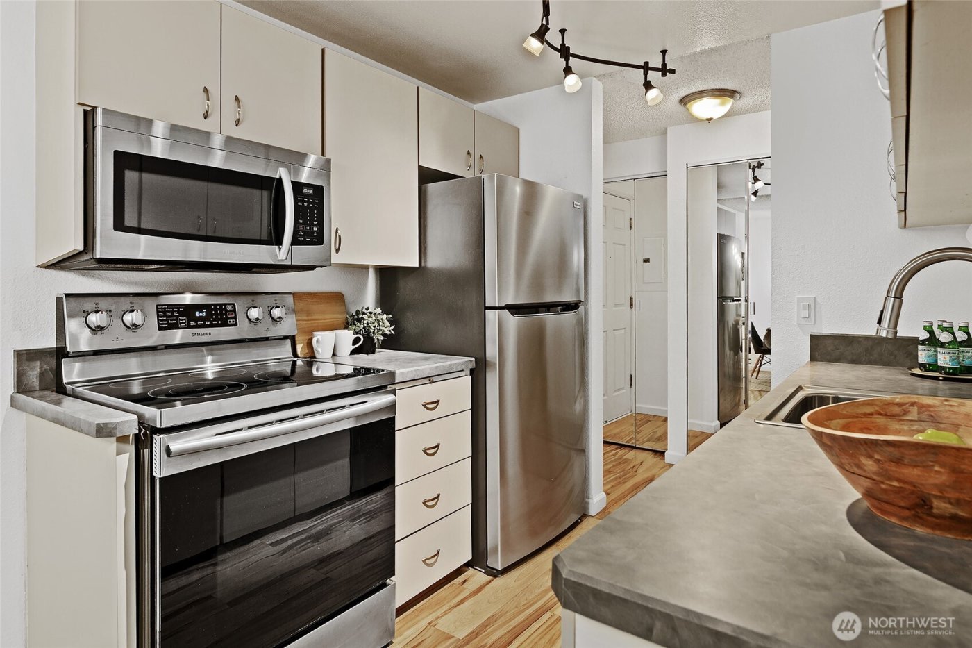 10501 8th Avenue NE #406, Seattle, WA 98125