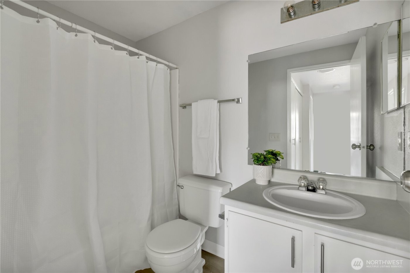 28610 16th Avenue S #303, Federal Way, WA 98003