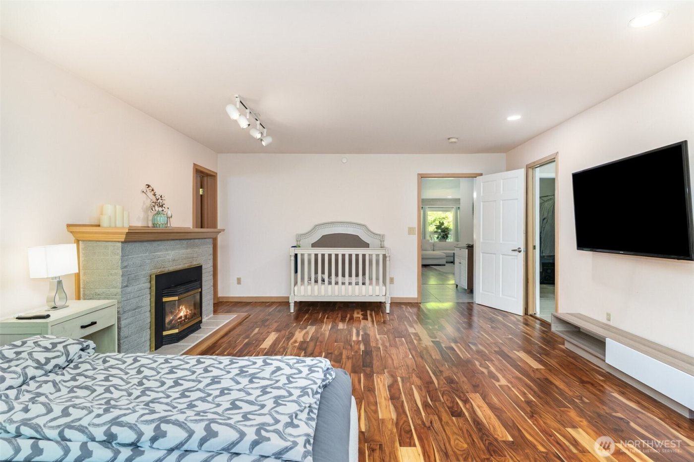 2726 Pioneer Way E, Tacoma, WA 98404-5330