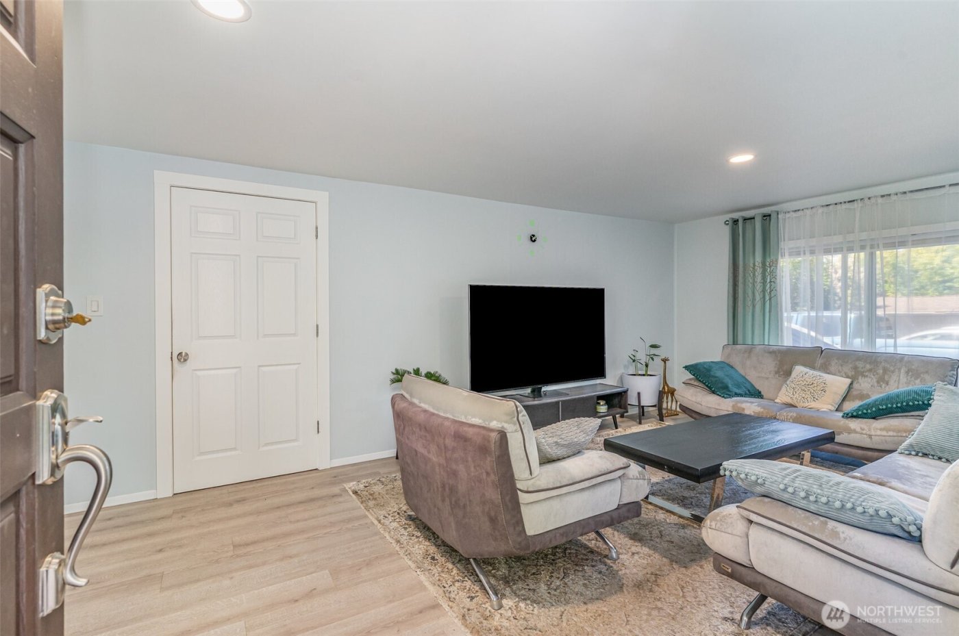 2726 Pioneer Way E, Tacoma, WA 98404-5330