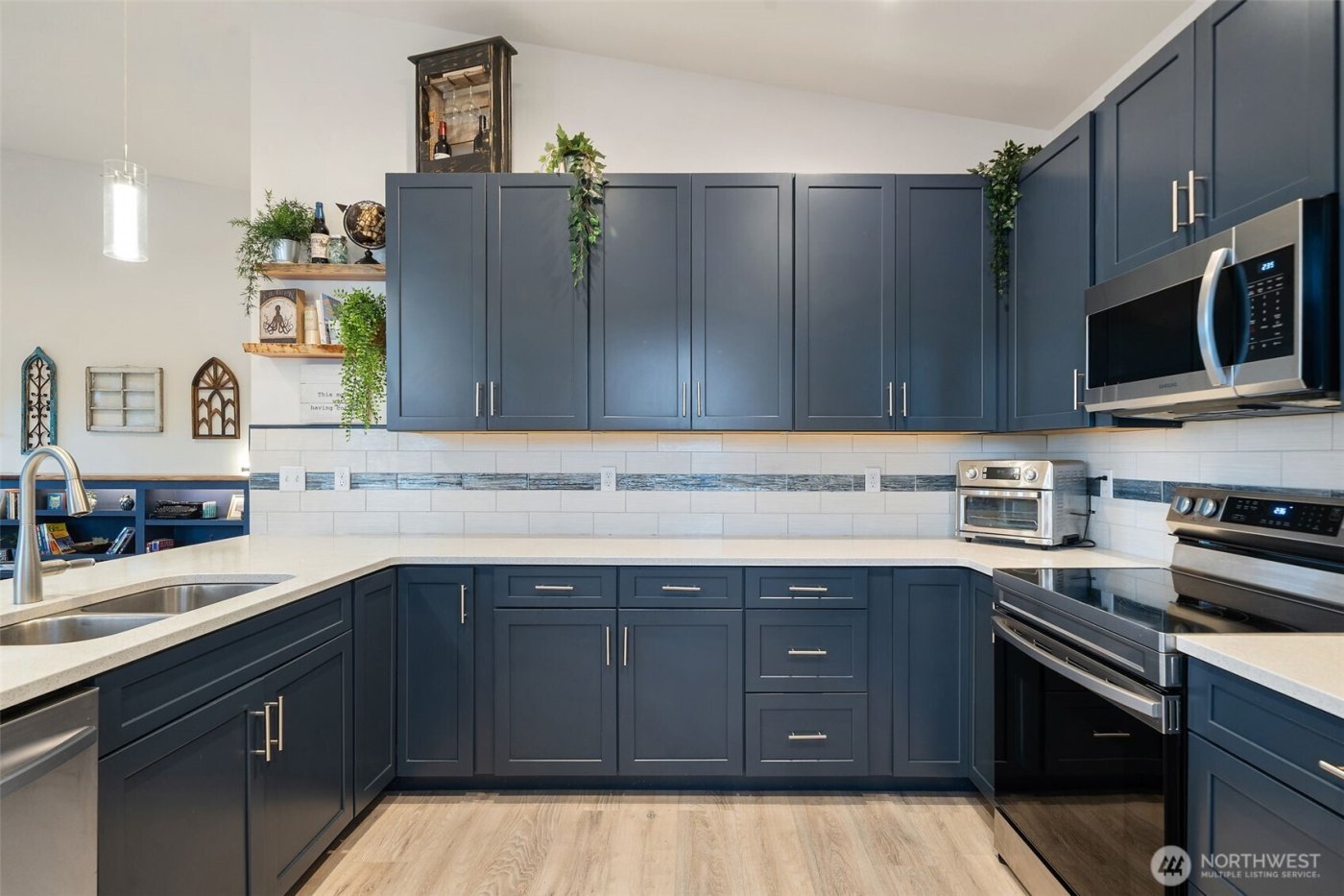 17 E Sellegren Road , Allyn, WA 98524