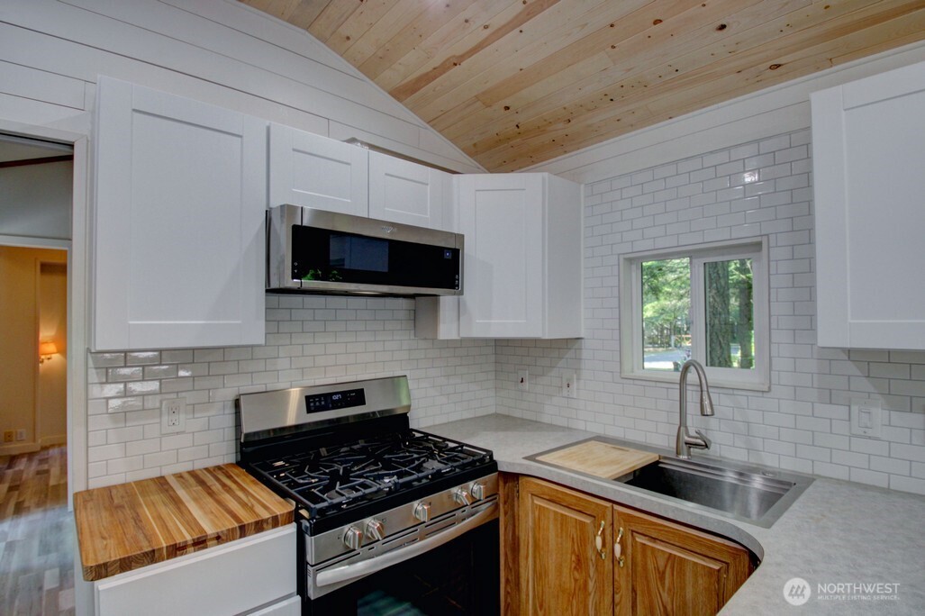 92 Riverside Drive , Deming, WA 98244