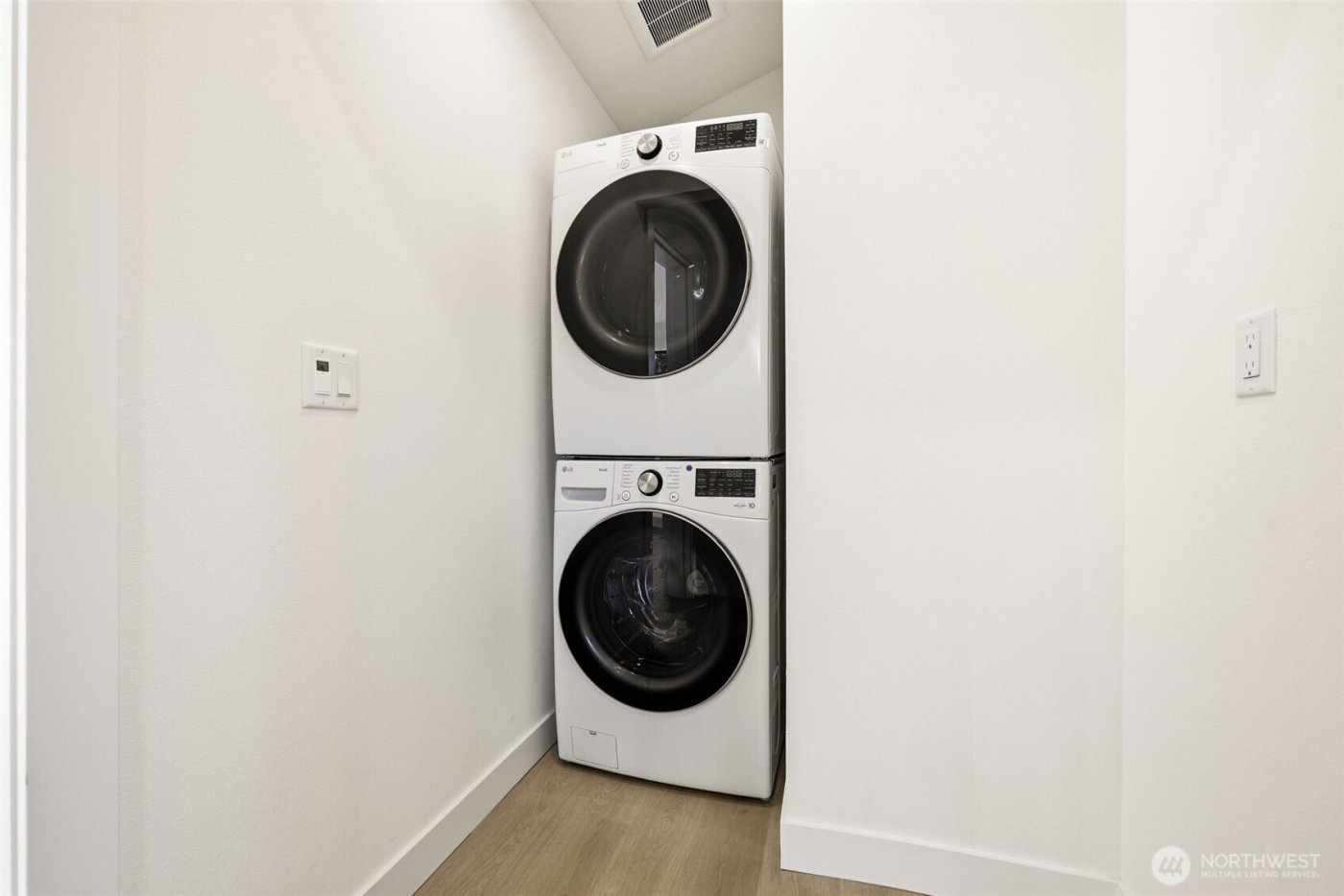 526 N 100th Street , Seattle, WA 98133