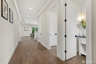 2121 109th Avenue SE, Bellevue, WA 98004 - Photo 2