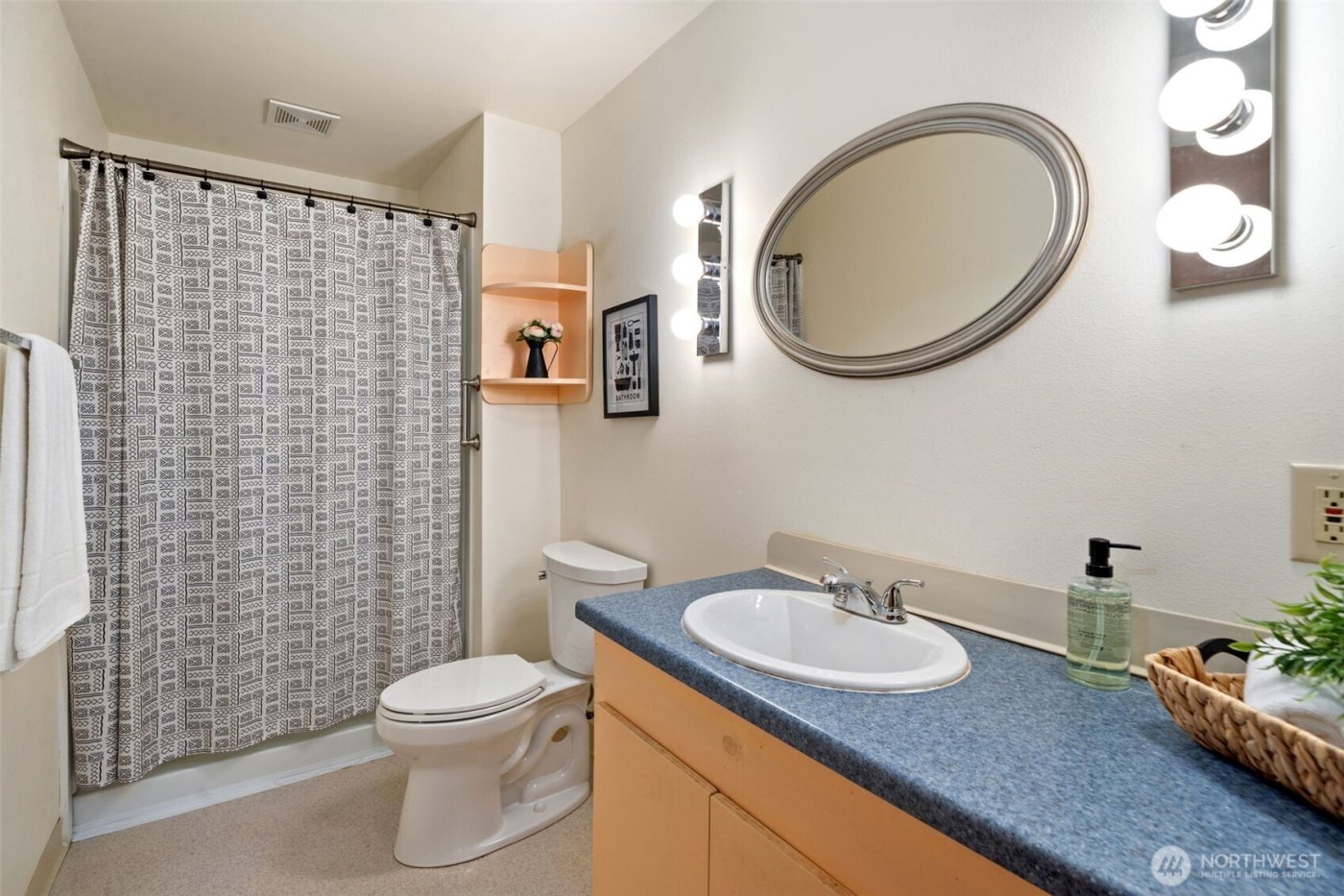 565 NE Ormsby Way , Bremerton, WA 98311