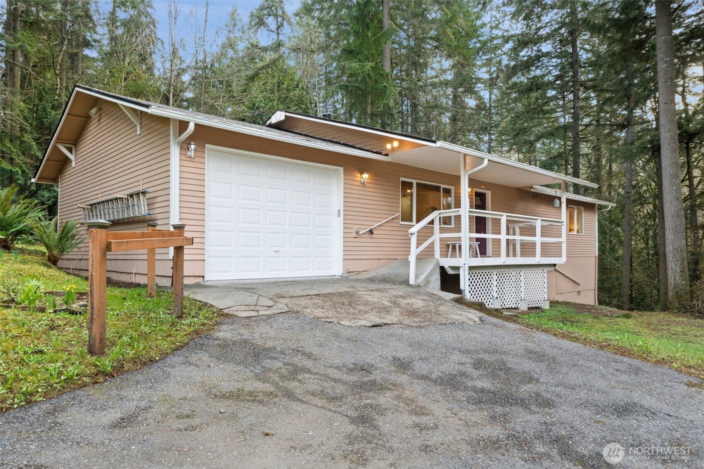 565 NE Ormsby Way , Bremerton, WA 98311