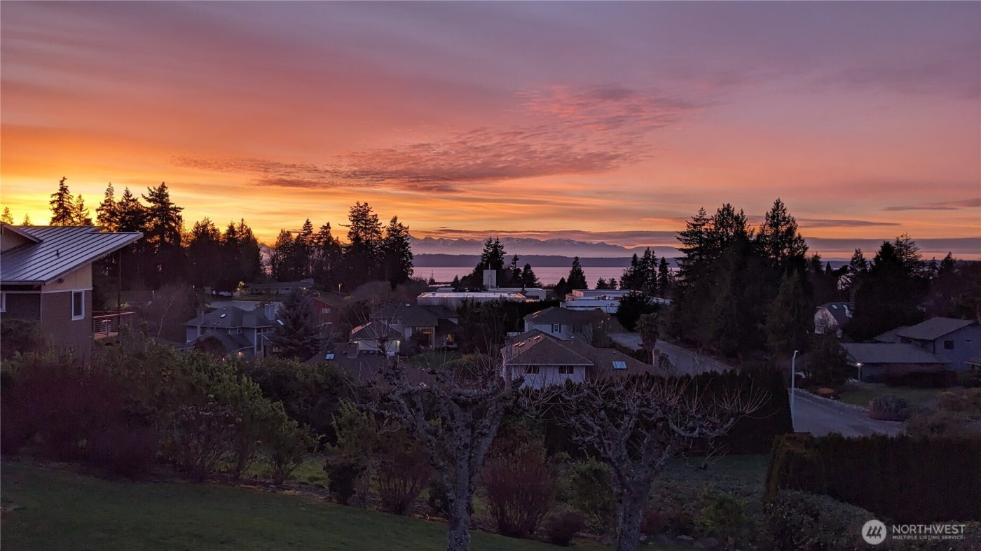 647 9th Avenue N, Edmonds, WA 98020