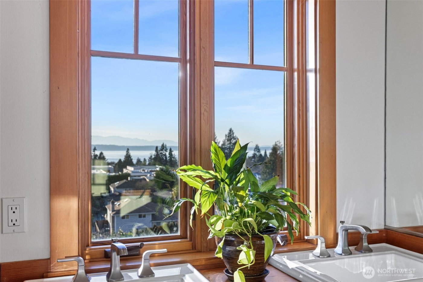 647 9th Avenue N, Edmonds, WA 98020