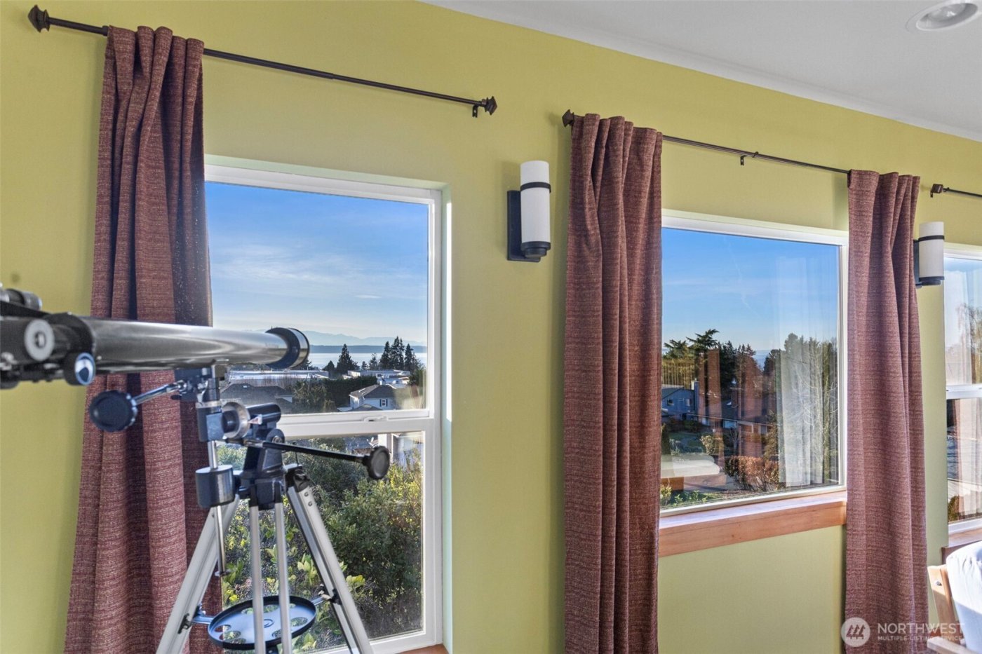 647 9th Avenue N, Edmonds, WA 98020