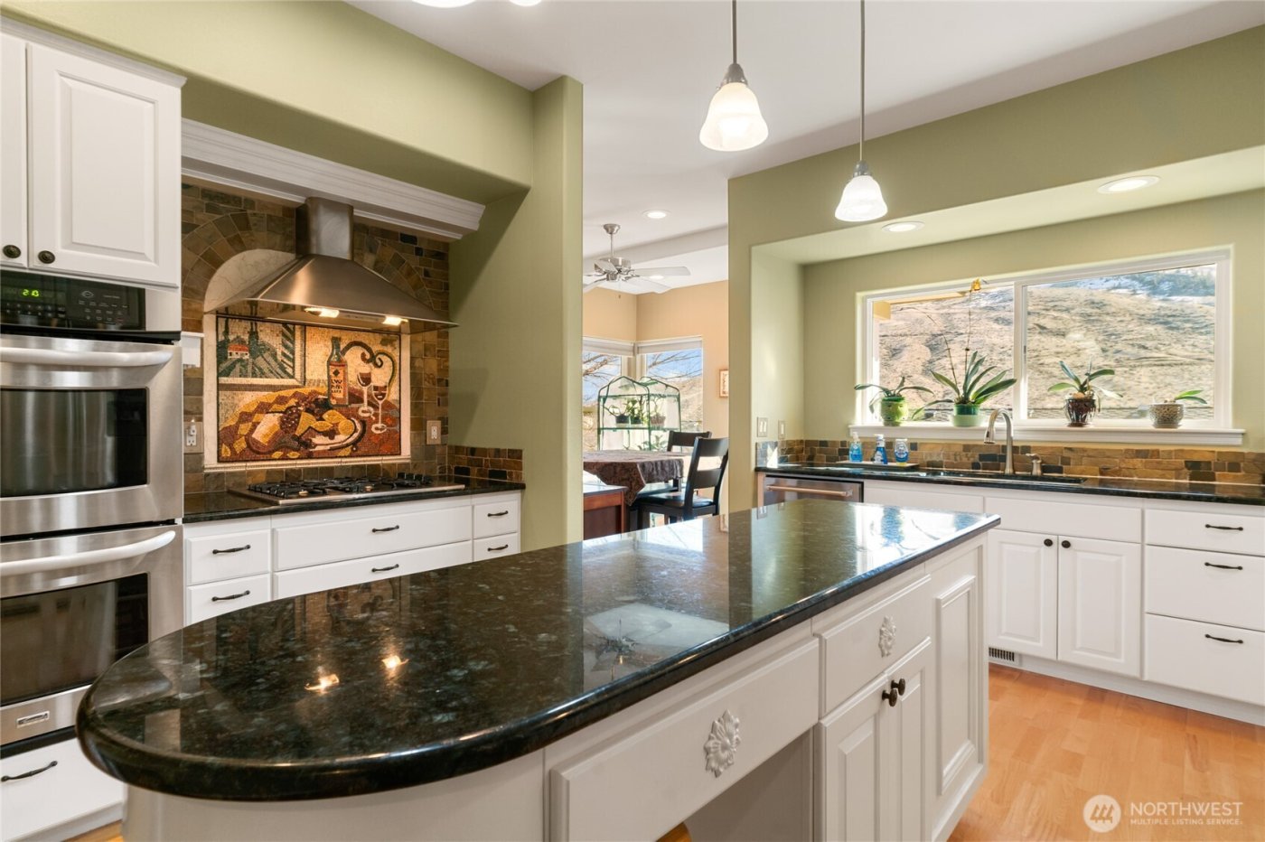 735 Castle Heights Drive , Wenatchee, WA 98801