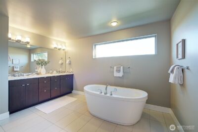 10010 Densmore Avenue N, Seattle, WA 98133 - Photo 24