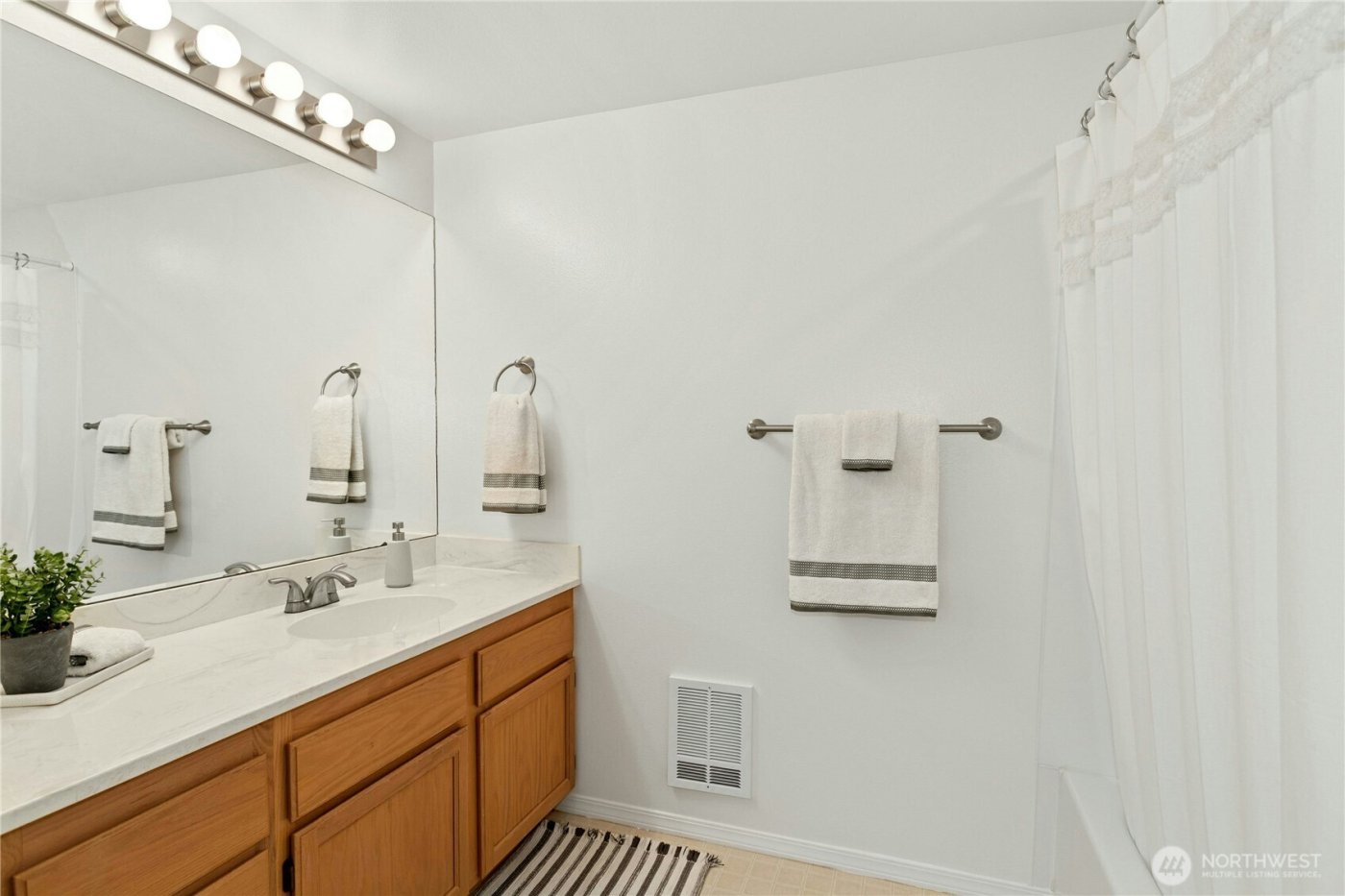 4081 224th Lane SE #202, Issaquah, WA 98029-6233
