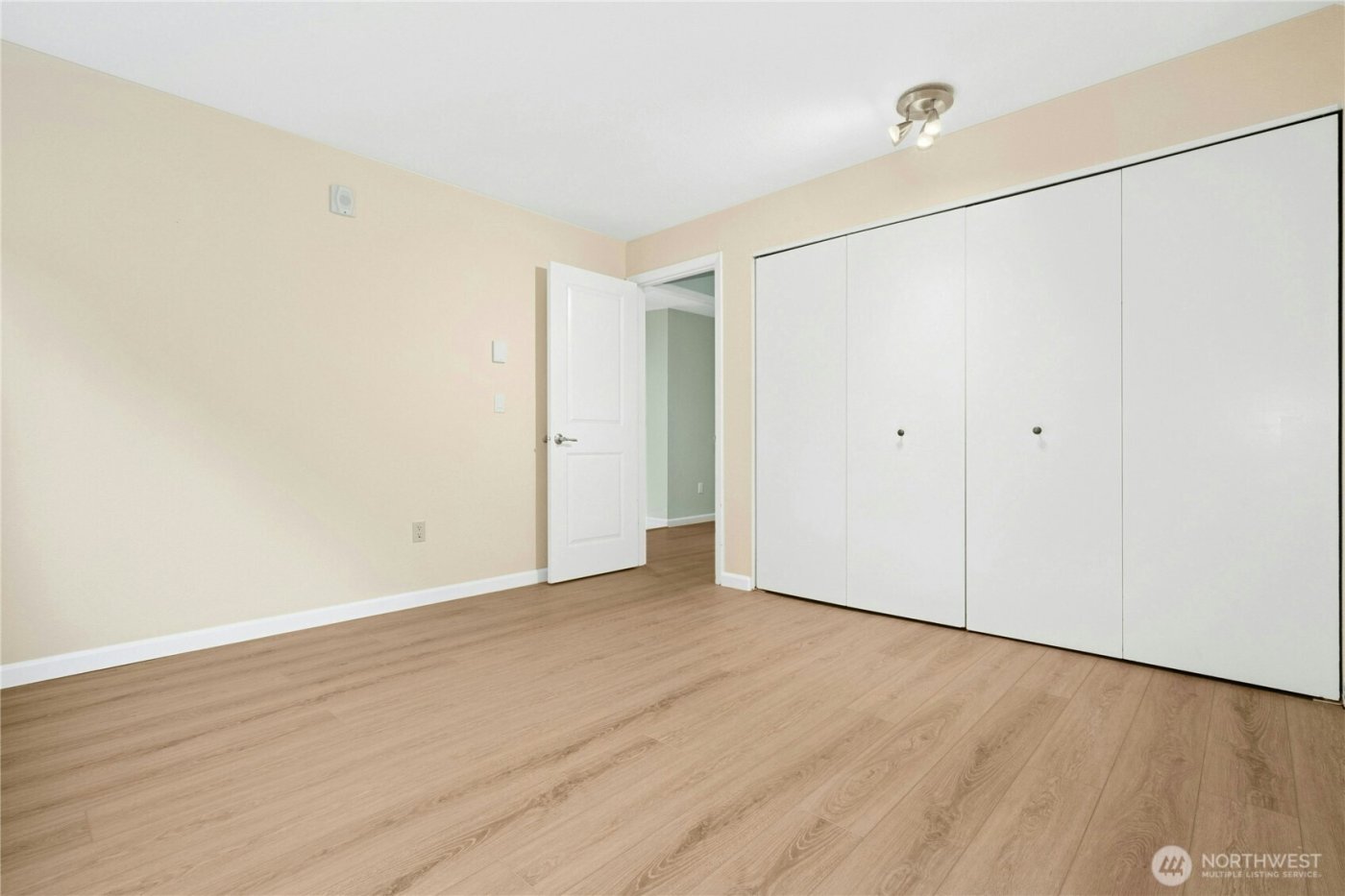 13611 NE 8th Street #106, Bellevue, WA 98005