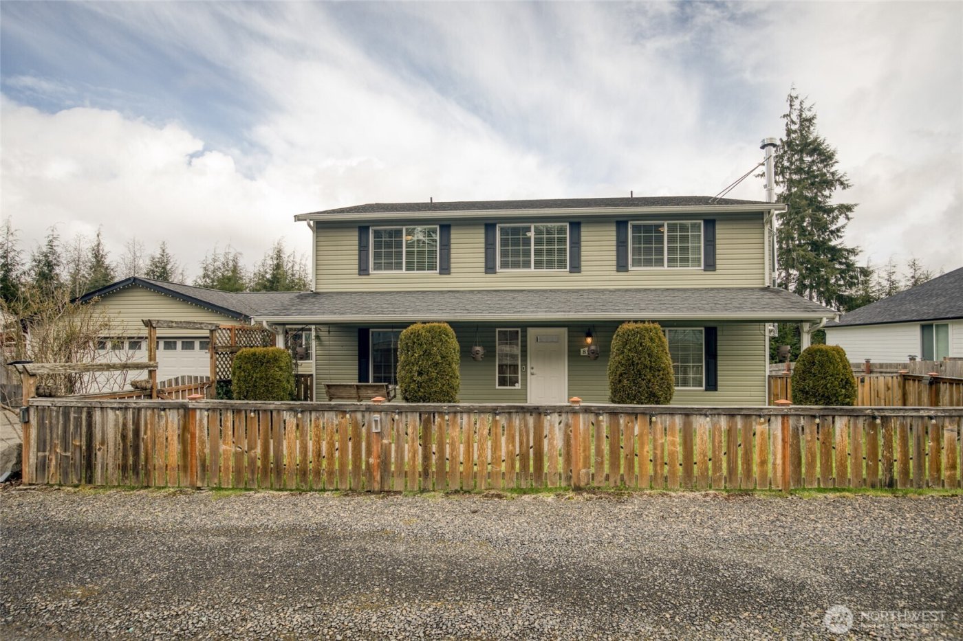828 Ocean Avenue , Cosmopolis, WA 98595