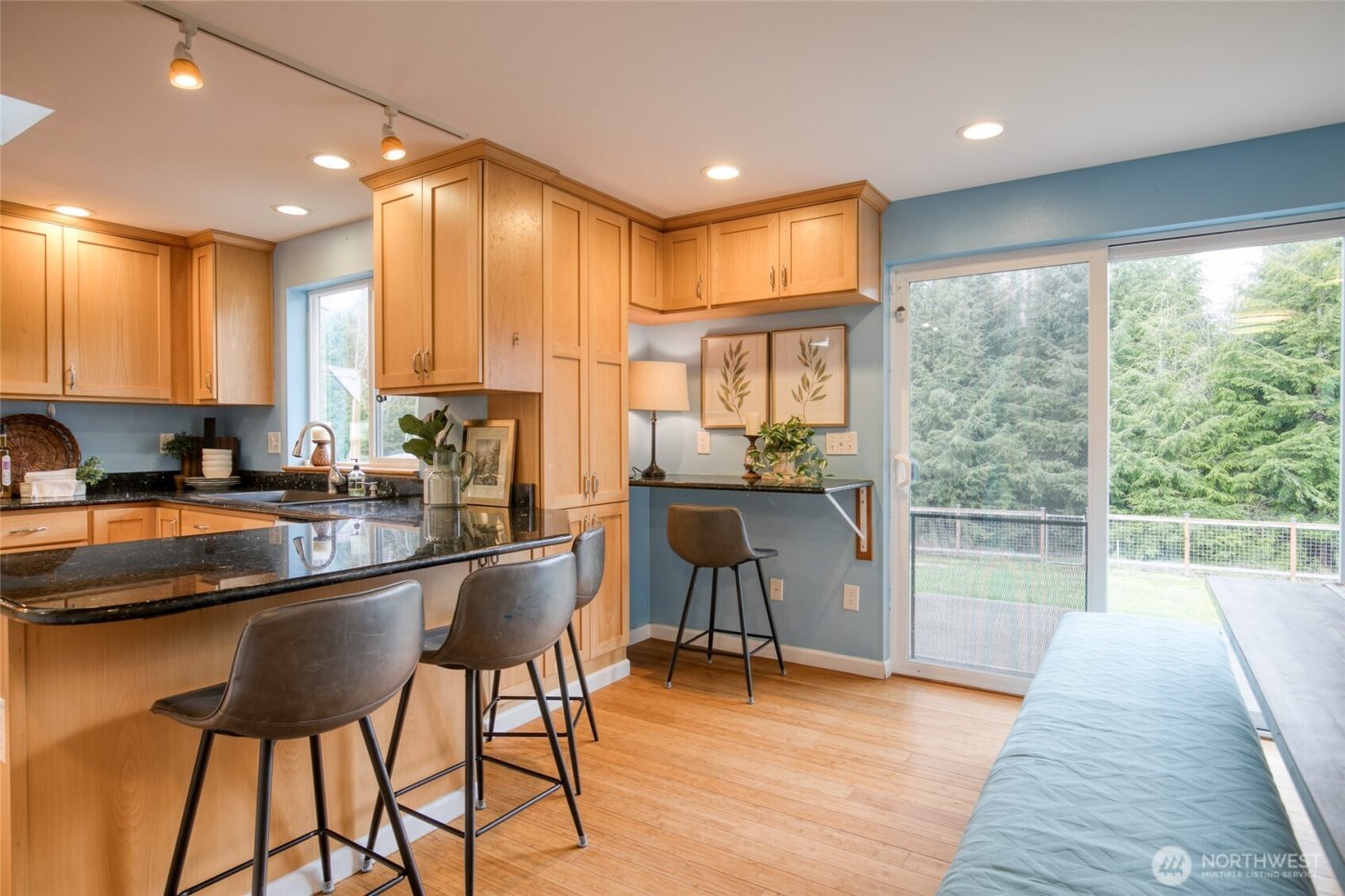 828 Ocean Avenue , Cosmopolis, WA 98595