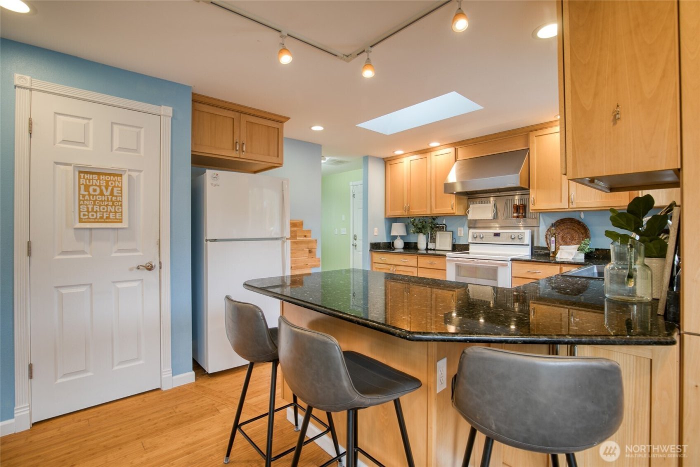 828 Ocean Avenue , Cosmopolis, WA 98595