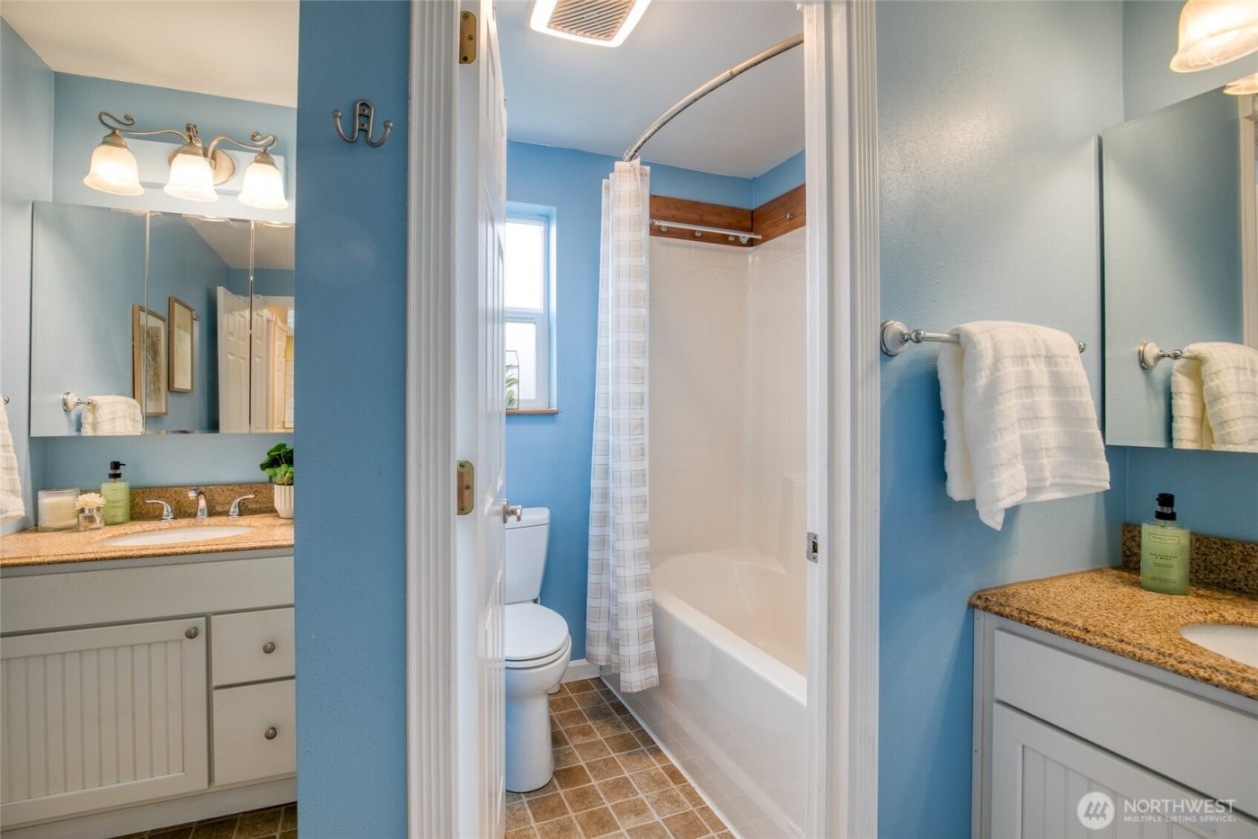 828 Ocean Avenue , Cosmopolis, WA 98595