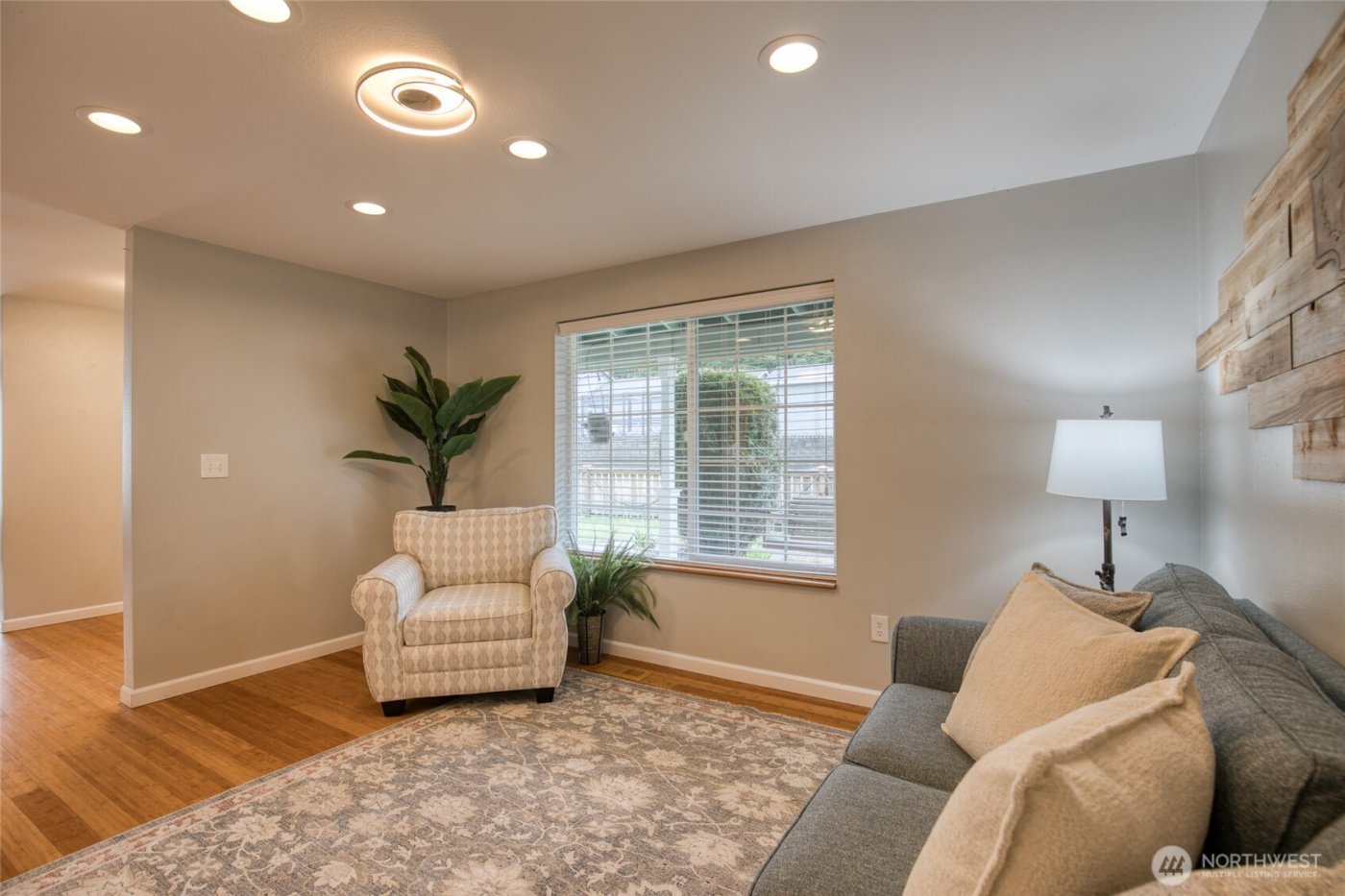 828 Ocean Avenue , Cosmopolis, WA 98595