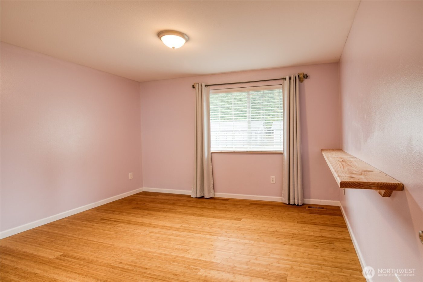 828 Ocean Avenue , Cosmopolis, WA 98595