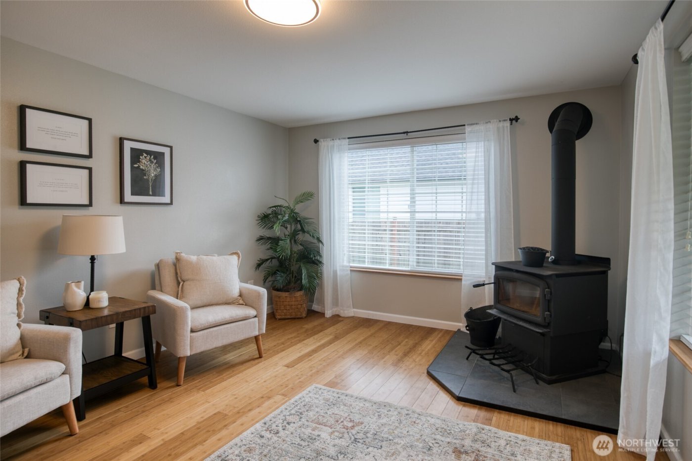 828 Ocean Avenue , Cosmopolis, WA 98595