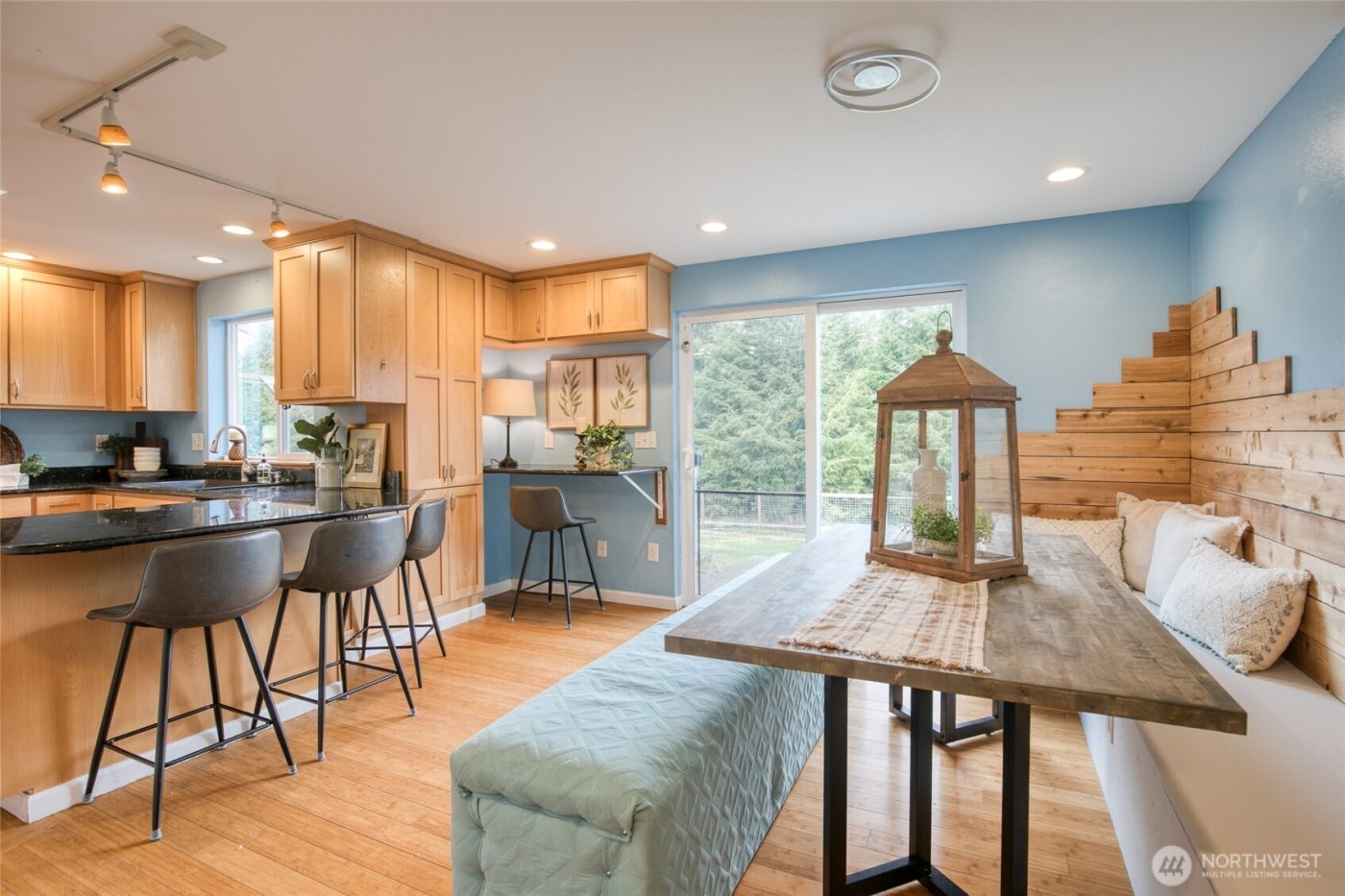 828 Ocean Avenue , Cosmopolis, WA 98595