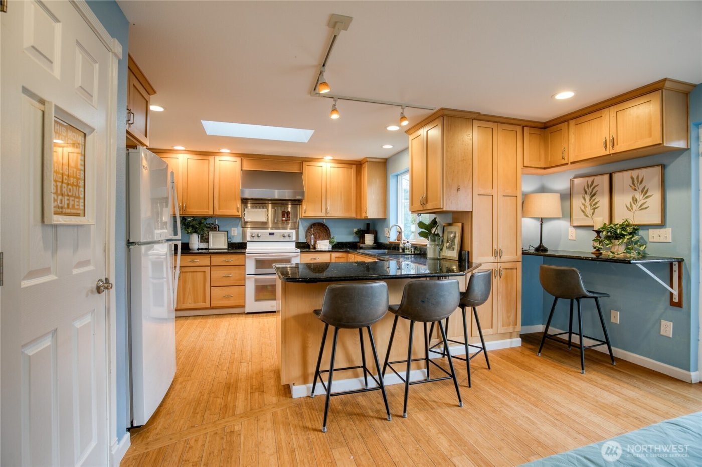 828 Ocean Avenue , Cosmopolis, WA 98595