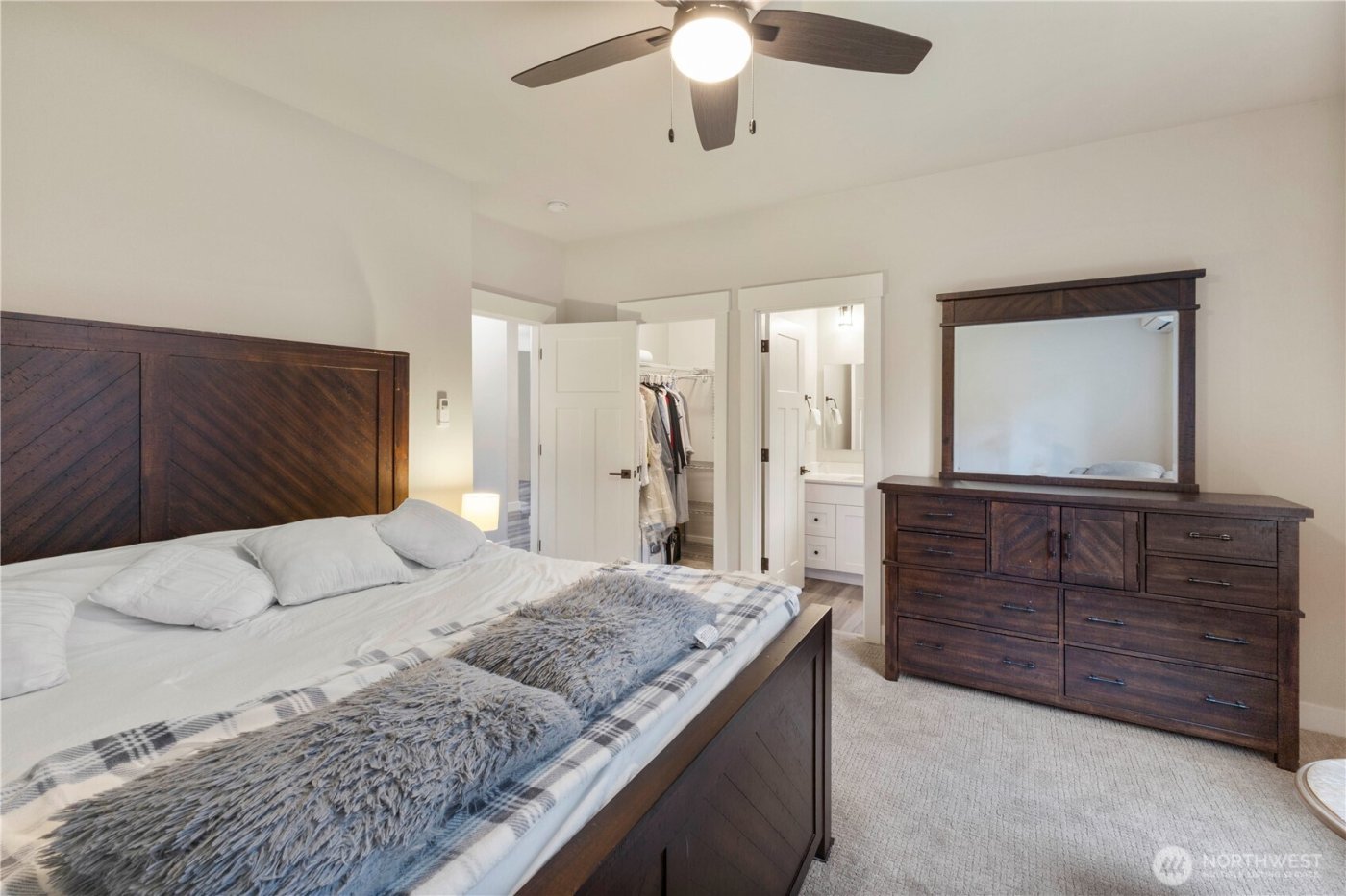 11217 Country Club Place , Anderson Island, WA 98303-8630