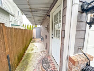 977 Graham Avenue NE, Renton, WA 98059 - Photo 2
