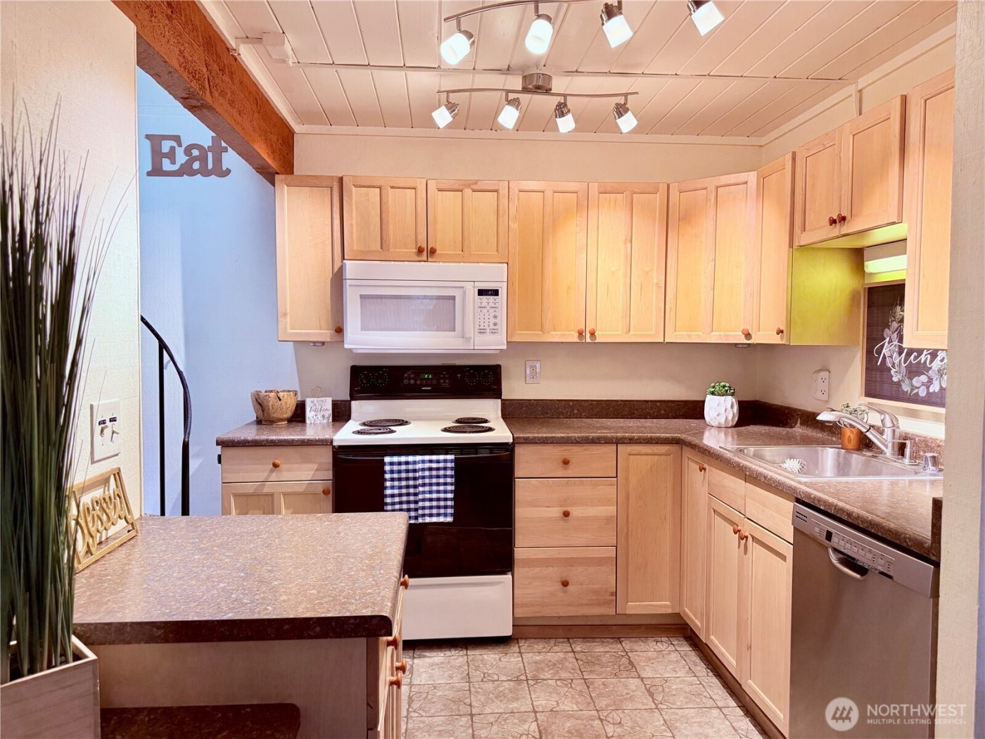 741 E Promontory Road , Shelton, WA 98584