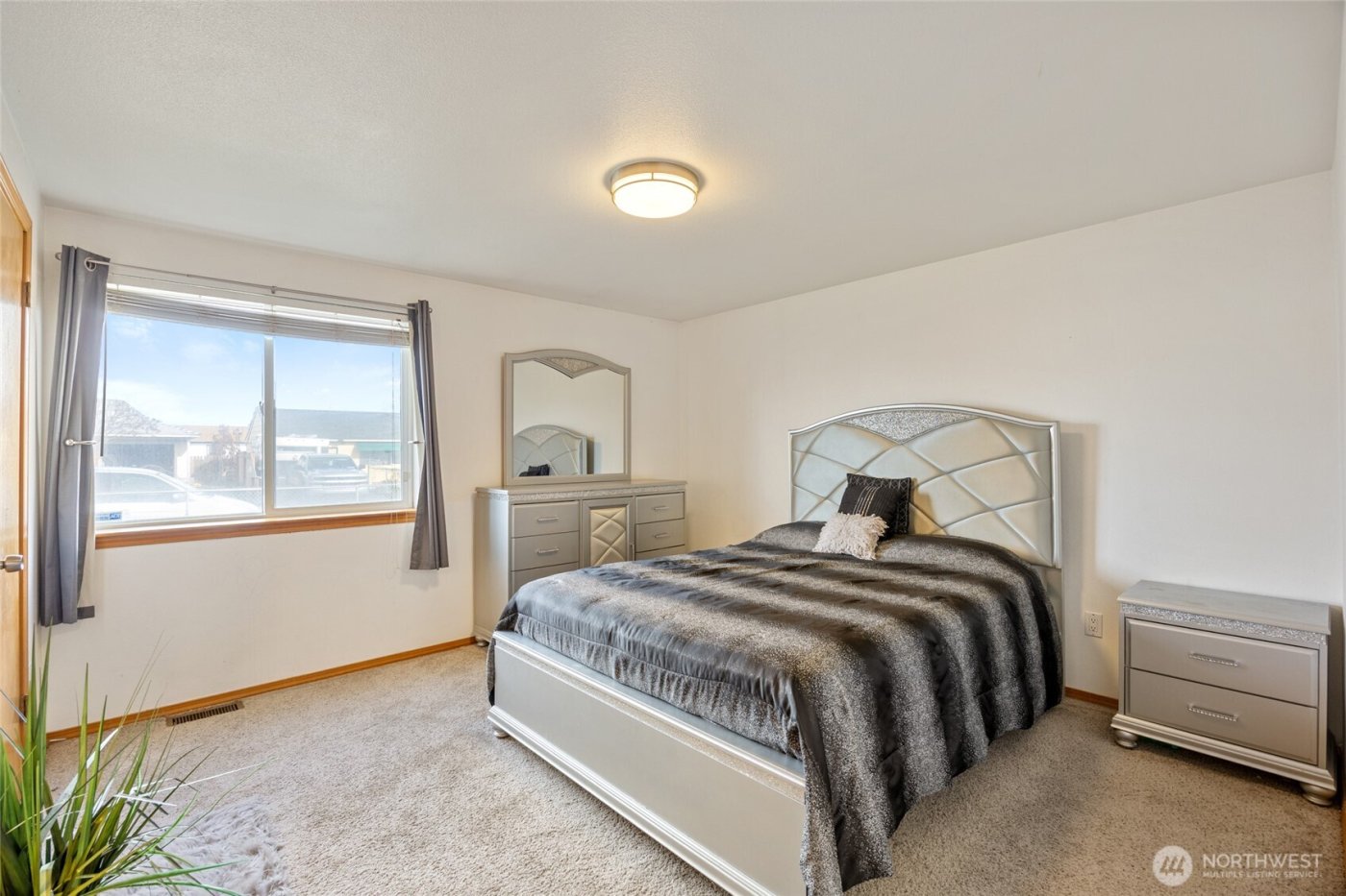 1215 Lowry St , Moses Lake, WA 98837