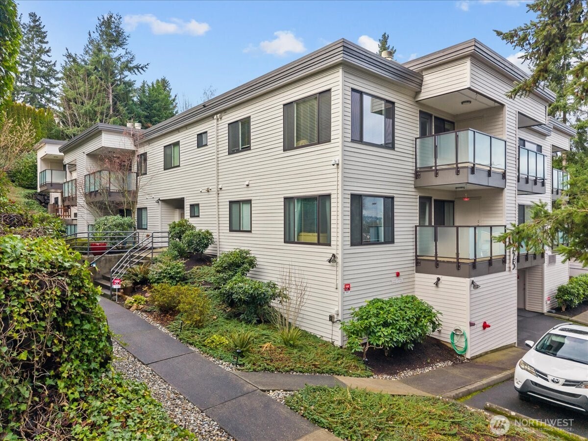 5225 50th Avenue NE #206, Seattle, WA 98105